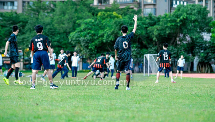 多端数据同步的抽象示意图：桌面版与移动端围绕云端同步